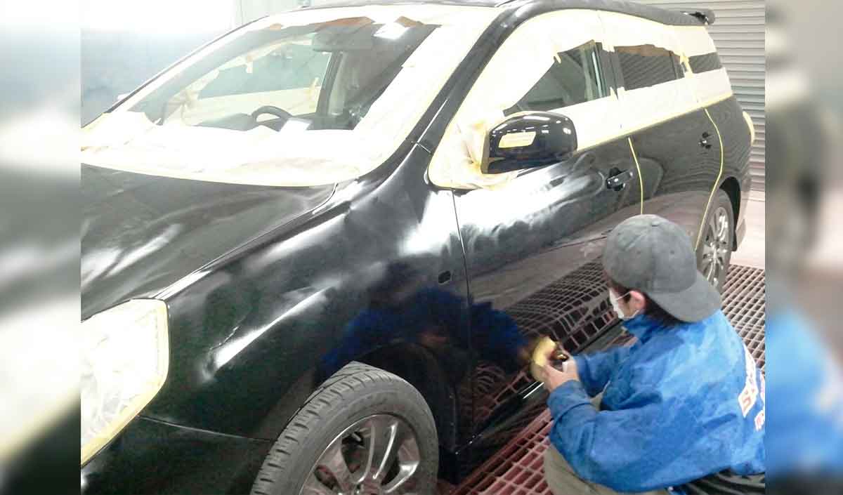 専用のスポンジでコーティング剤を均等に車体に塗っていきます。 