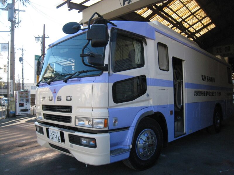 健診車の板金修理・全塗装・マーキング施工事例