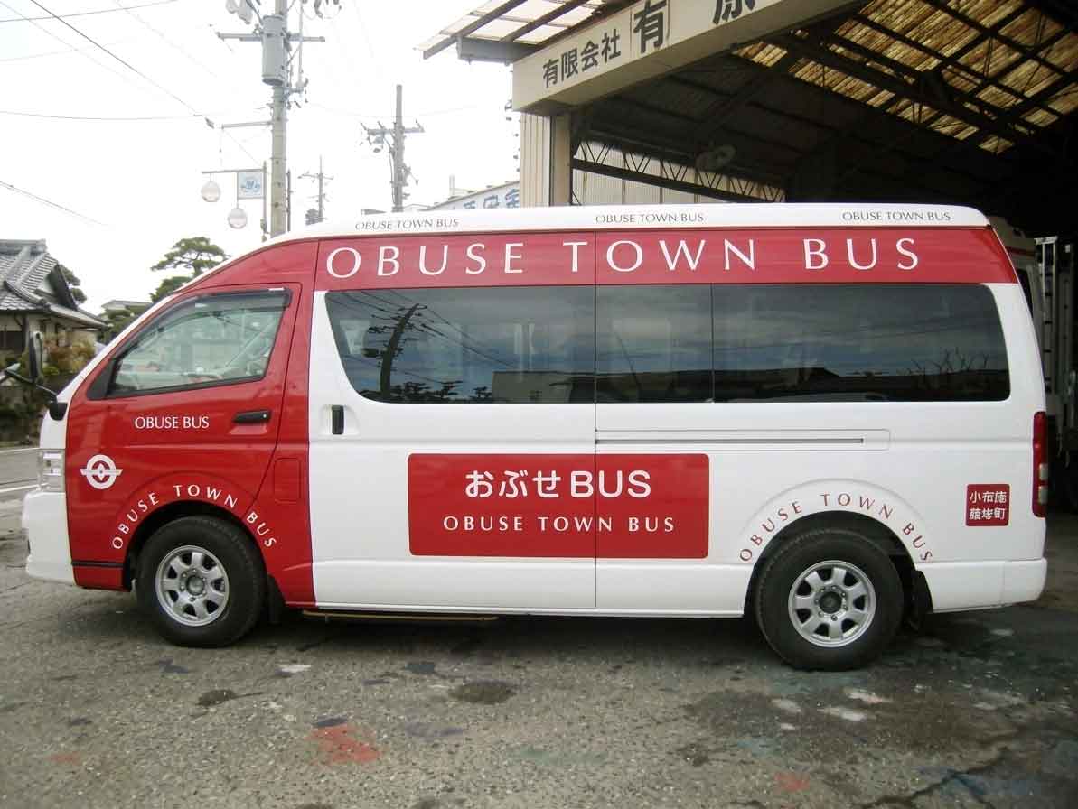 小布施町のビジュアルを施工したハイエースワゴン